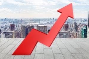 【黄金收盘】狂飙的原因找到了！鲍威尔与初请失业金联袂搅动 黄金一度狂飙42美元站上1760