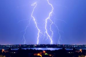 金市展望：太疯狂！“一柱擎天”后黄金又上演“惊魂一跳” 美联储、比特币、技术面三座大山压顶、金价恐将大跌近80美元？