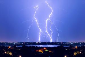 系好安全带！非农前贵金属与美债温和反弹 美元指数回归94.3多头 “今晚美国非农将结束繁忙一周”