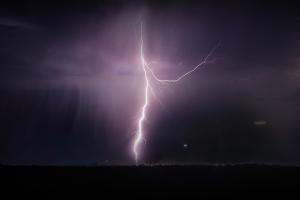 恐慌情绪席卷市场！美股道指期货重挫逾400点、日股暴跌3% 现货黄金逼近1800大关