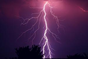 鲍威尔一席话引起市场暴动！黄金白银弱势走低 美元回落、资金涌向日元瑞郎 原油创疫后最大单月跌幅