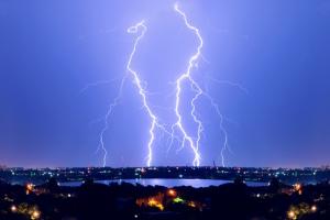 全球市场掀起新抛售潮！贵金属、美元、美股、原油必看8大重要消息面