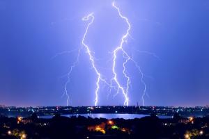 全球市场异动！超级央行周前缩债闪烁 黄金登3周高点待破1800 美元走扬、原油收低