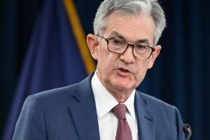 贵金属、美元与原油聚焦“鲍威尔难题”！华尔街预估：升息抗通胀恐绑手绑脚 暴露对美联储鹰派不信任