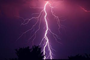 全球风险、避险资产都遭抛售！黄金跌破1800苦迎圣诞周 美元走跌、原油需求受挫大跌 美股触黑惨跌