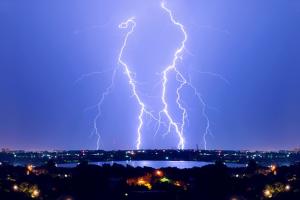 全球避险市场遇挫！黄金跌破1790难反弹 美元遇风险情绪走低 原油抗Omicron卖压大涨3%