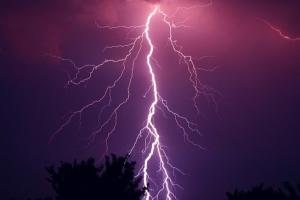 黄金大涨行情未减！金价接近挑战1830价位 美元全年升值近7% 油价创12年来最大年度涨幅