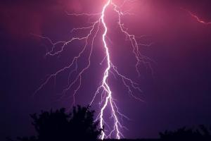 鲍威尔不够鹰派！黄金避险情绪不变冲高 美元走软而加元劲杨 WTI油价遇供应紧绷走升