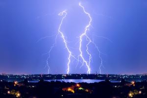 惊声连连！黄金回撤1840下方歇息 站稳脚跟等候美联储会议 美元微升、原油自逾7年高点回落