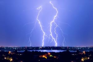 避险行情真的来了？乌东争议地带开火 俄军13万士兵卫星图曝光 全球股市跳水、黄金原油迎新局