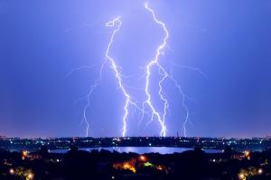 黄金冲破1900、美元站稳96！乌士兵阵亡后传“俄军下令进攻” 原油重返91上空震荡