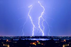 巨震行情！美国传来一则重磅消息 布油一度暴涨18%、逼近140美元 金价今日有望冲击2000美元大关