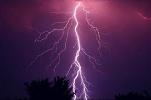 美联储“恐加速升息”！美元跳涨、黄金1820重挫遇逆风 北京疫情扩散促油价120低盘震荡