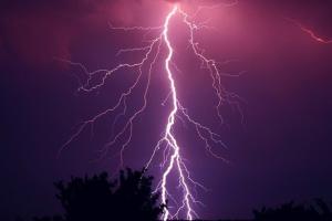 美联储升息次日！欧洲领袖访乌、瑞士央行转鹰 经济衰退恐慌促美元走软 金价1850冲高连涨 油价遇伊朗制裁115待命