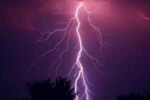 鲍威尔意志坚定！美联储捍卫继续升息 美股、美元、美债全盘皆跌 黄金唱响1837反弹 WTI触6周低点