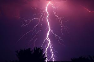 全球央行鹰派升息！上半年美股投资大套杀 黄金1805第二季重挫 原油遇供需拉扯持稳105